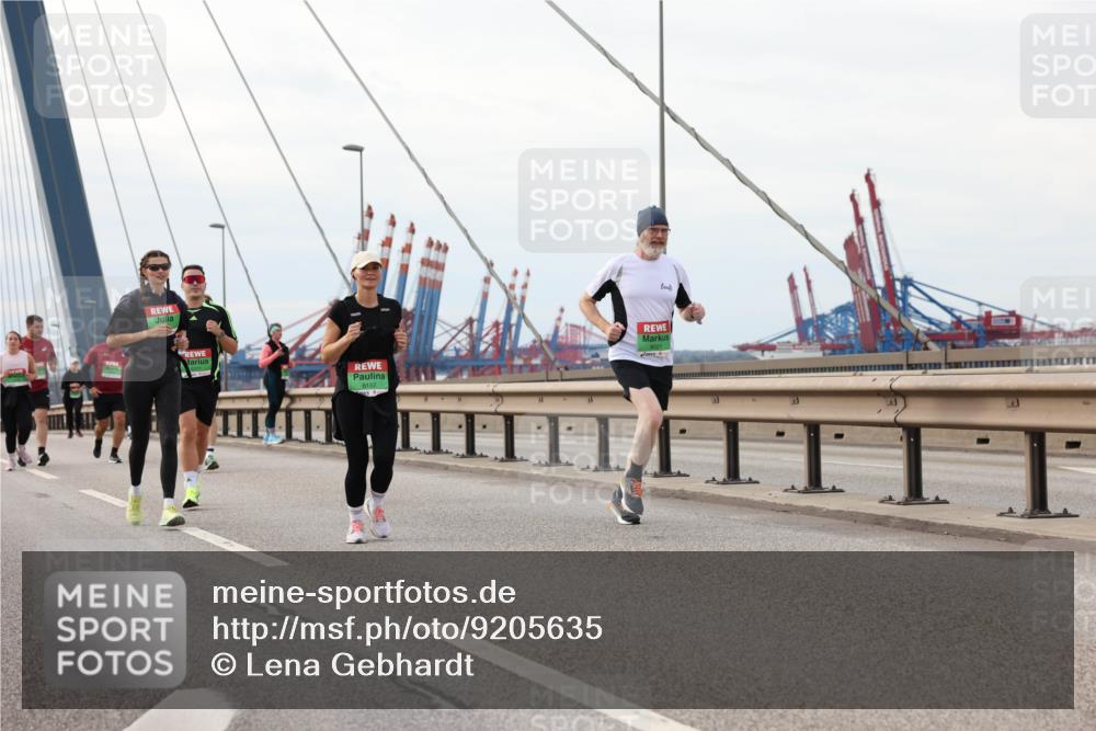 03.10.2025 - Köhlbrandbrückenlauf Lena Gebhardt http://msf.ph/oto/9205635 03.10.2025 16:01:55 Position 2 8152 meine-sportfotos.de