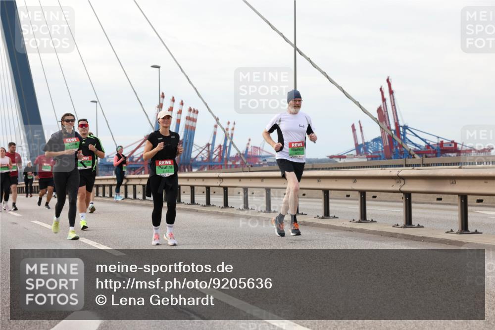 03.10.2025 - Köhlbrandbrückenlauf Lena Gebhardt http://msf.ph/oto/9205636 03.10.2025 16:01:55 Position 2 8152, 8021 meine-sportfotos.de