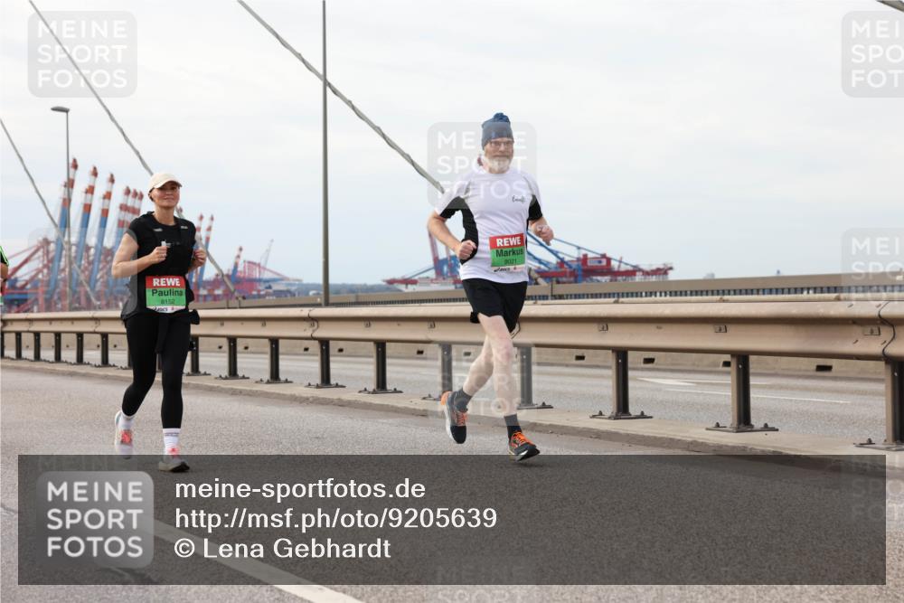03.10.2025 - Köhlbrandbrückenlauf Lena Gebhardt http://msf.ph/oto/9205639 03.10.2025 16:01:56 Position 2 8152, 8021 meine-sportfotos.de