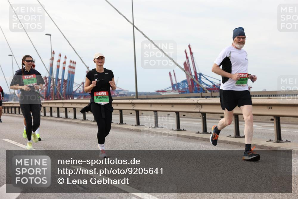 03.10.2025 - Köhlbrandbrückenlauf Lena Gebhardt http://msf.ph/oto/9205641 03.10.2025 16:01:56 Position 2 8226, 8152, 8021 meine-sportfotos.de