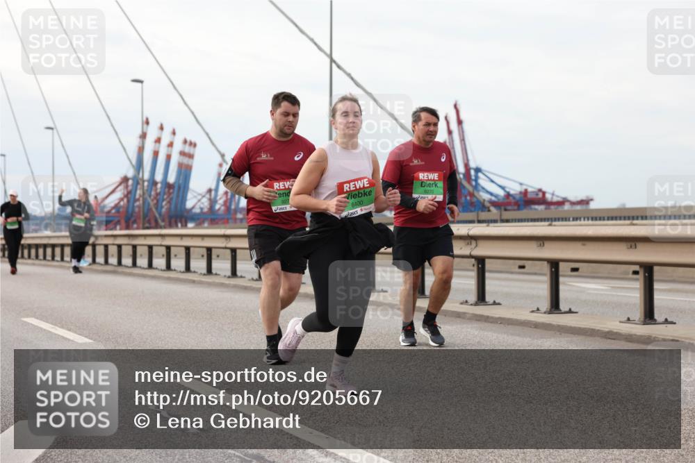 03.10.2025 - Köhlbrandbrückenlauf Lena Gebhardt http://msf.ph/oto/9205667 03.10.2025 16:02:03 Position 2 927, 8400, 9270 meine-sportfotos.de