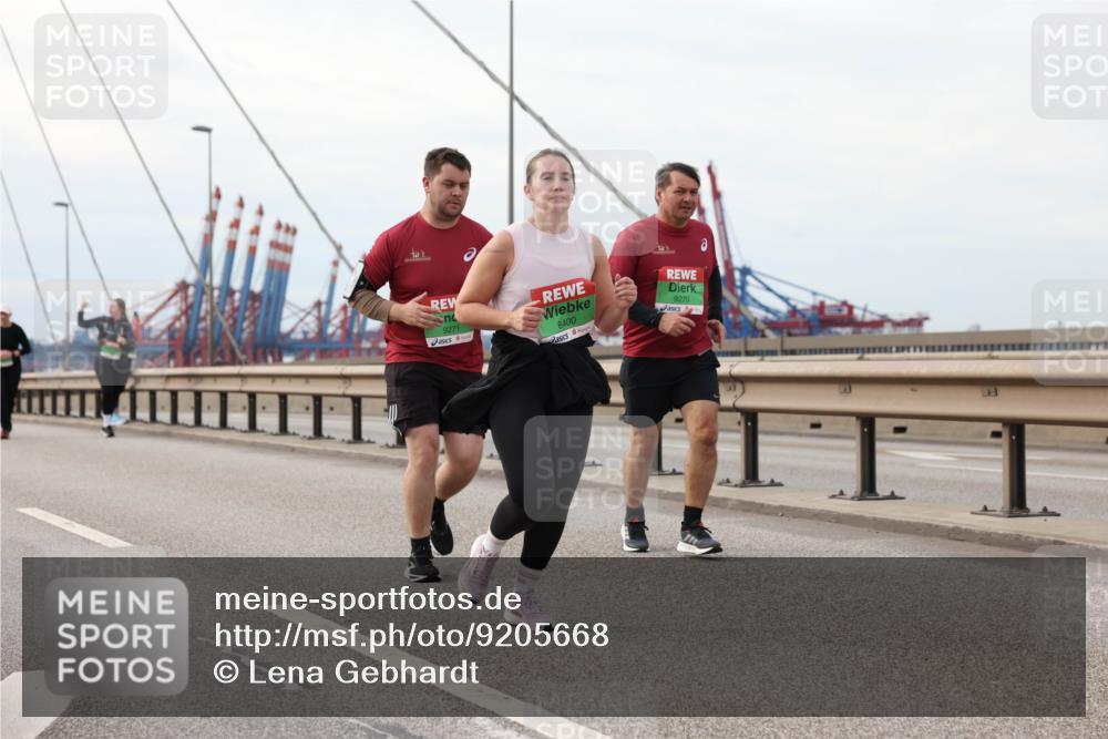 03.10.2025 - Köhlbrandbrückenlauf Lena Gebhardt http://msf.ph/oto/9205668 03.10.2025 16:02:03 Position 2 9271, 8400, 9270 meine-sportfotos.de