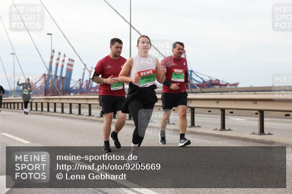 03.10.2025 - Köhlbrandbrückenlauf Lena Gebhardt http://msf.ph/oto/9205669 03.10.2025 16:02:03 Position 2 9271, 8400, 9270 meine-sportfotos.de