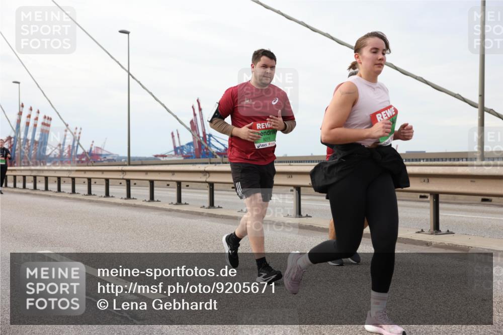 03.10.2025 - Köhlbrandbrückenlauf Lena Gebhardt http://msf.ph/oto/9205671 03.10.2025 16:02:04 Position 2 9271 meine-sportfotos.de