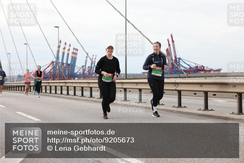 03.10.2025 - Köhlbrandbrückenlauf Lena Gebhardt http://msf.ph/oto/9205673 03.10.2025 16:02:10 Position 2 8343 meine-sportfotos.de