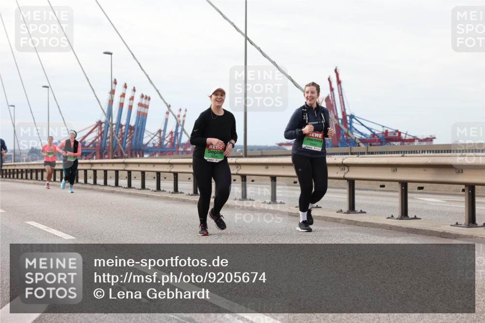 03.10.2025 - Köhlbrandbrückenlauf Lena Gebhardt http://msf.ph/oto/9205674 03.10.2025 16:02:10 Position 2 8343 meine-sportfotos.de