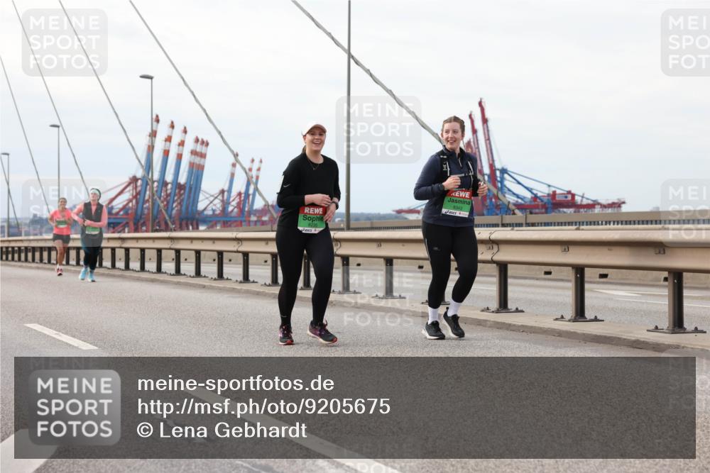 03.10.2025 - Köhlbrandbrückenlauf Lena Gebhardt http://msf.ph/oto/9205675 03.10.2025 16:02:10 Position 2 8235, 8343 meine-sportfotos.de