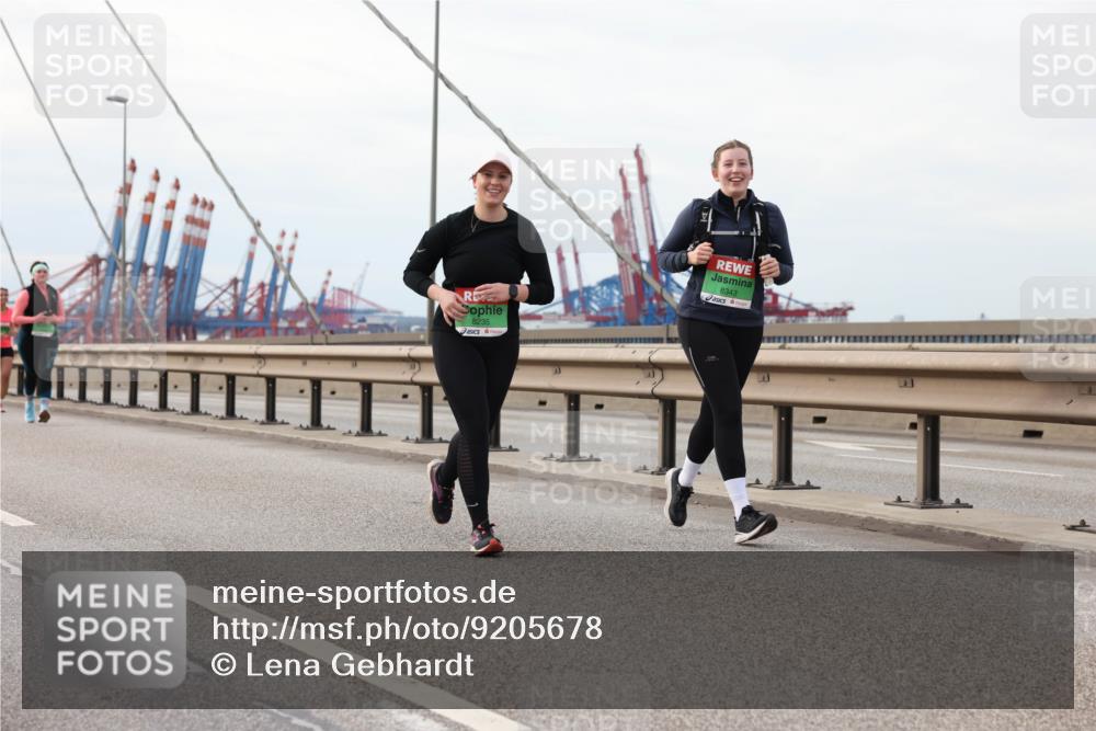 03.10.2025 - Köhlbrandbrückenlauf Lena Gebhardt http://msf.ph/oto/9205678 03.10.2025 16:02:10 Position 2 8235, 8343 meine-sportfotos.de