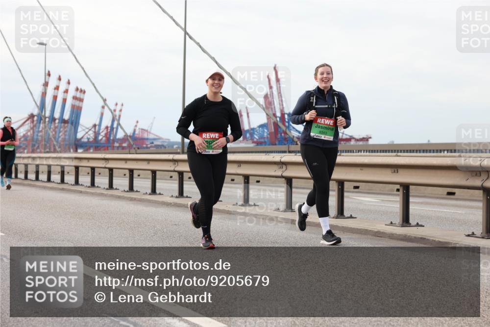 03.10.2025 - Köhlbrandbrückenlauf Lena Gebhardt http://msf.ph/oto/9205679 03.10.2025 16:02:10 Position 2 8343 meine-sportfotos.de