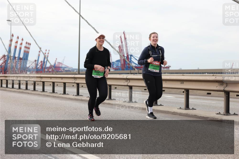 03.10.2025 - Köhlbrandbrückenlauf Lena Gebhardt http://msf.ph/oto/9205681 03.10.2025 16:02:10 Position 2 8235, 8343 meine-sportfotos.de