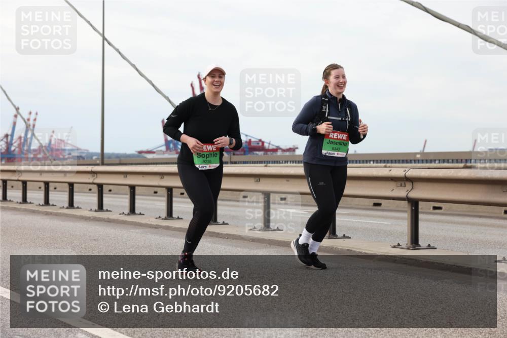 03.10.2025 - Köhlbrandbrückenlauf Lena Gebhardt http://msf.ph/oto/9205682 03.10.2025 16:02:11 Position 2 8235, 8343 meine-sportfotos.de