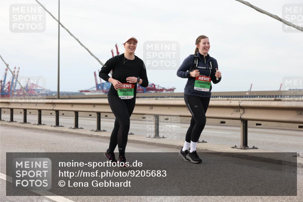 03.10.2025 - Köhlbrandbrückenlauf Lena Gebhardt http://msf.ph/oto/9205683 03.10.2025 16:02:11 Position 2 8235, 8343 meine-sportfotos.de