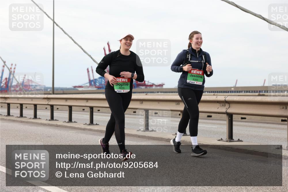 03.10.2025 - Köhlbrandbrückenlauf Lena Gebhardt http://msf.ph/oto/9205684 03.10.2025 16:02:11 Position 2 8235, 8343 meine-sportfotos.de