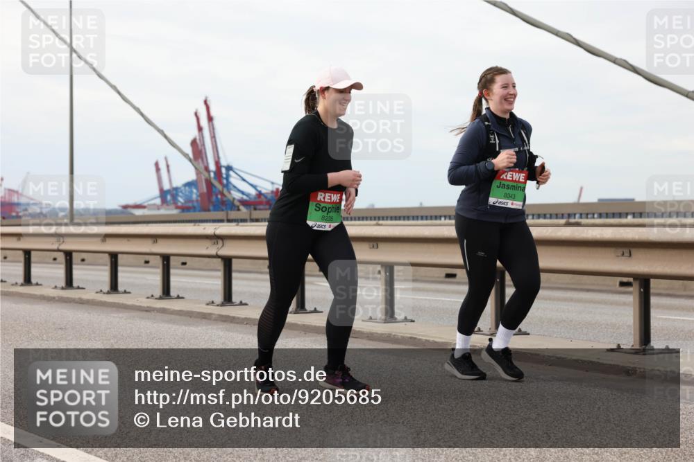 03.10.2025 - Köhlbrandbrückenlauf Lena Gebhardt http://msf.ph/oto/9205685 03.10.2025 16:02:11 Position 2 8235, 8343 meine-sportfotos.de