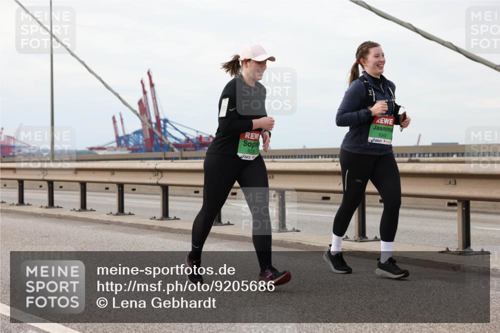 03.10.2025 - Köhlbrandbrückenlauf Lena Gebhardt http://msf.ph/oto/9205686 03.10.2025 16:02:11 Position 2 8235, 8343 meine-sportfotos.de