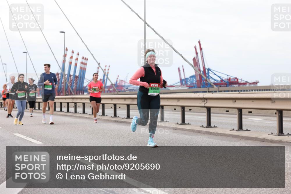 03.10.2025 - Köhlbrandbrückenlauf Lena Gebhardt http://msf.ph/oto/9205690 03.10.2025 16:02:15 Position 2 8320 meine-sportfotos.de