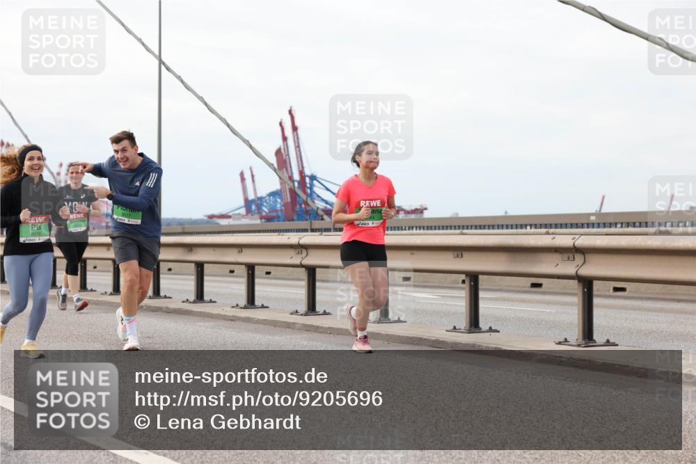 03.10.2025 - Köhlbrandbrückenlauf Lena Gebhardt http://msf.ph/oto/9205696 03.10.2025 16:02:18 Position 2 9016, 9017 meine-sportfotos.de
