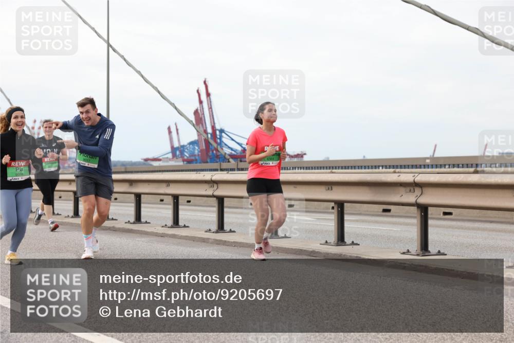 03.10.2025 - Köhlbrandbrückenlauf Lena Gebhardt http://msf.ph/oto/9205697 03.10.2025 16:02:18 Position 2 9016, 9017, 8364 meine-sportfotos.de