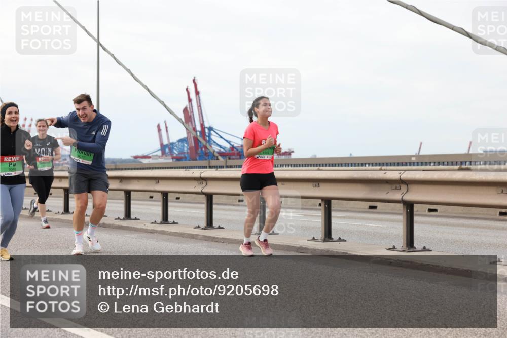 03.10.2025 - Köhlbrandbrückenlauf Lena Gebhardt http://msf.ph/oto/9205698 03.10.2025 16:02:18 Position 2 9016, 9017, 8364 meine-sportfotos.de