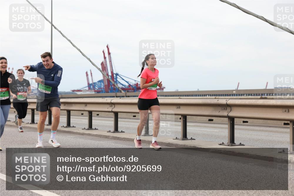 03.10.2025 - Köhlbrandbrückenlauf Lena Gebhardt http://msf.ph/oto/9205699 03.10.2025 16:02:19 Position 2 9016, 9017 meine-sportfotos.de