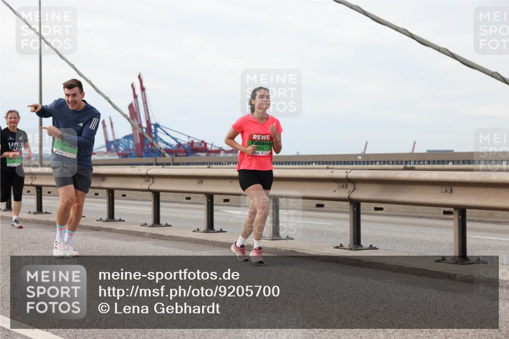 03.10.2025 - Köhlbrandbrückenlauf Lena Gebhardt http://msf.ph/oto/9205700 03.10.2025 16:02:19 Position 2 9017, 3364 meine-sportfotos.de