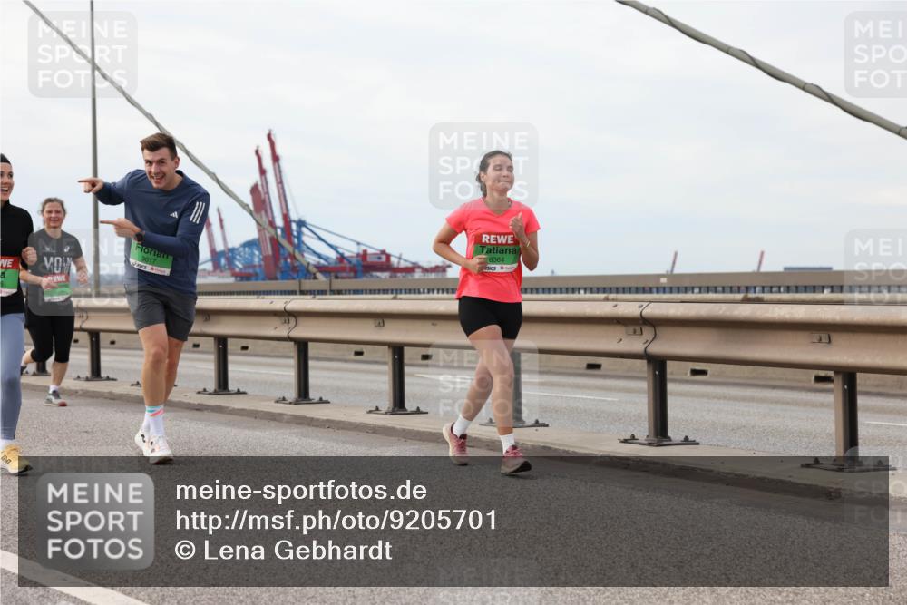 03.10.2025 - Köhlbrandbrückenlauf Lena Gebhardt http://msf.ph/oto/9205701 03.10.2025 16:02:19 Position 2 9017, 8364 meine-sportfotos.de