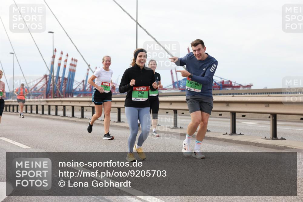 03.10.2025 - Köhlbrandbrückenlauf Lena Gebhardt http://msf.ph/oto/9205703 03.10.2025 16:02:20 Position 2 9016, 9017 meine-sportfotos.de
