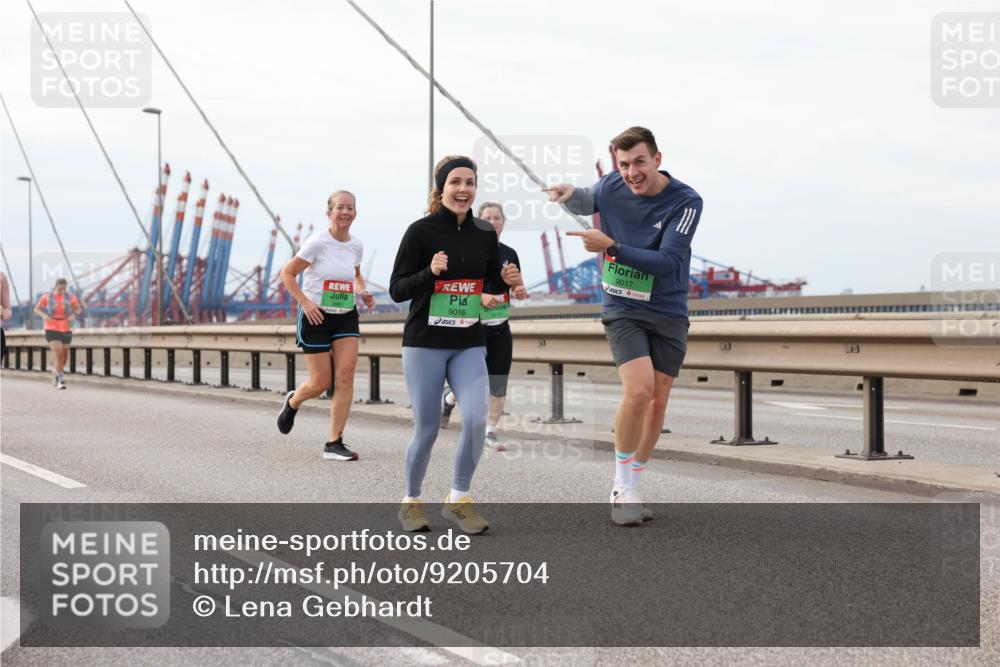 03.10.2025 - Köhlbrandbrückenlauf Lena Gebhardt http://msf.ph/oto/9205704 03.10.2025 16:02:20 Position 2 9016, 9017 meine-sportfotos.de