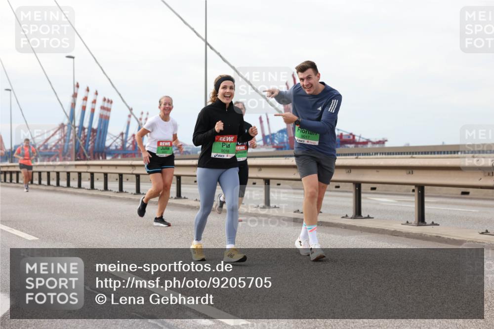03.10.2025 - Köhlbrandbrückenlauf Lena Gebhardt http://msf.ph/oto/9205705 03.10.2025 16:02:20 Position 2 9016, 9017 meine-sportfotos.de