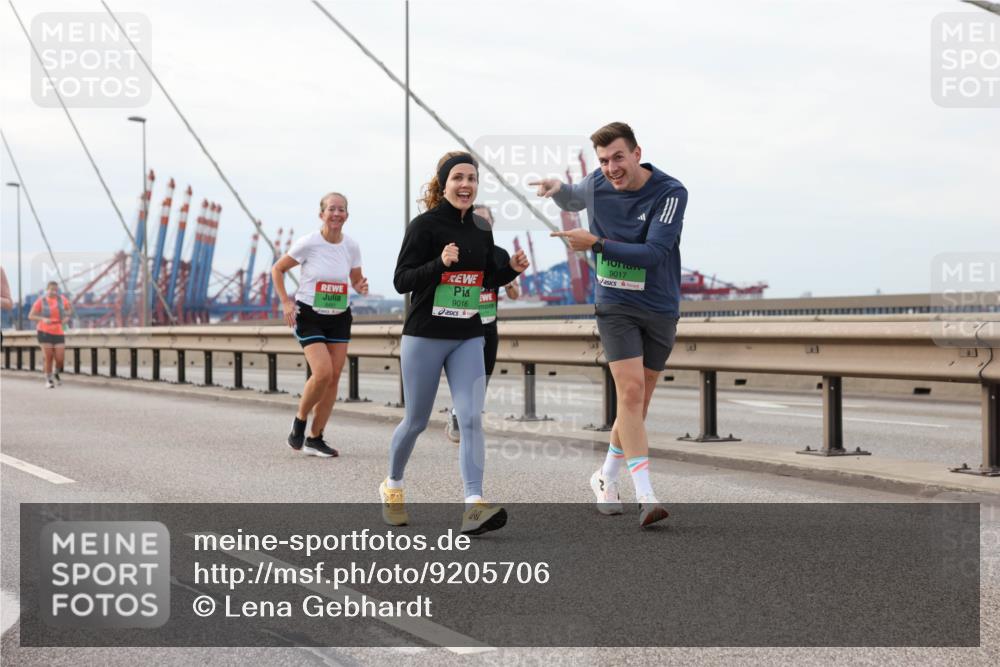 03.10.2025 - Köhlbrandbrückenlauf Lena Gebhardt http://msf.ph/oto/9205706 03.10.2025 16:02:20 Position 2 9016, 9017 meine-sportfotos.de