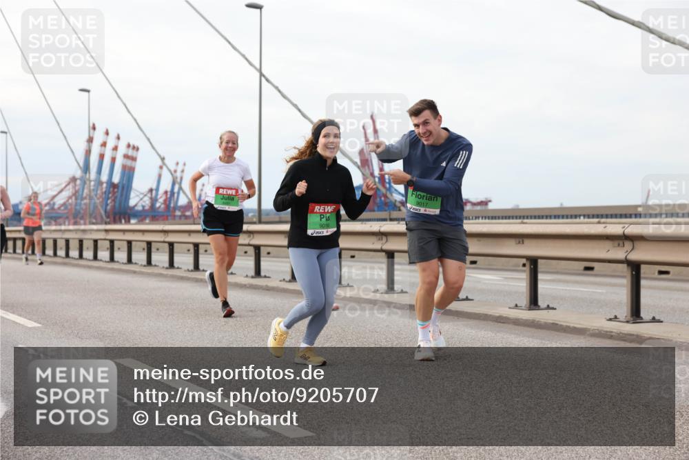 03.10.2025 - Köhlbrandbrückenlauf Lena Gebhardt http://msf.ph/oto/9205707 03.10.2025 16:02:20 Position 2 9016, 9017 meine-sportfotos.de