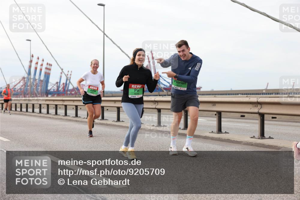 03.10.2025 - Köhlbrandbrückenlauf Lena Gebhardt http://msf.ph/oto/9205709 03.10.2025 16:02:20 Position 2 9016, 9017 meine-sportfotos.de