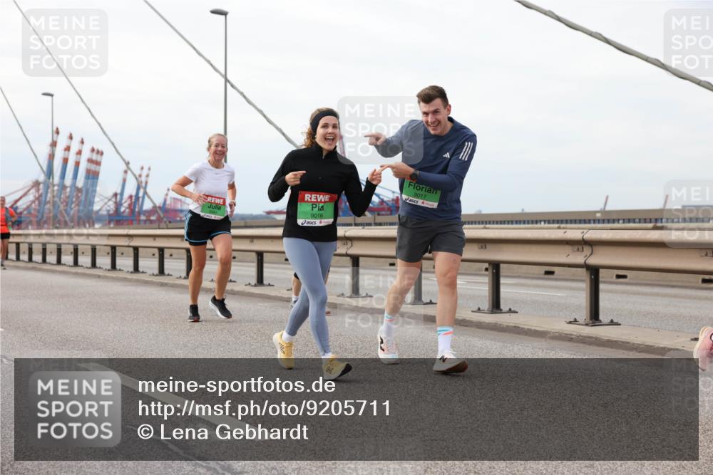 03.10.2025 - Köhlbrandbrückenlauf Lena Gebhardt http://msf.ph/oto/9205711 03.10.2025 16:02:20 Position 2 9016, 9017 meine-sportfotos.de
