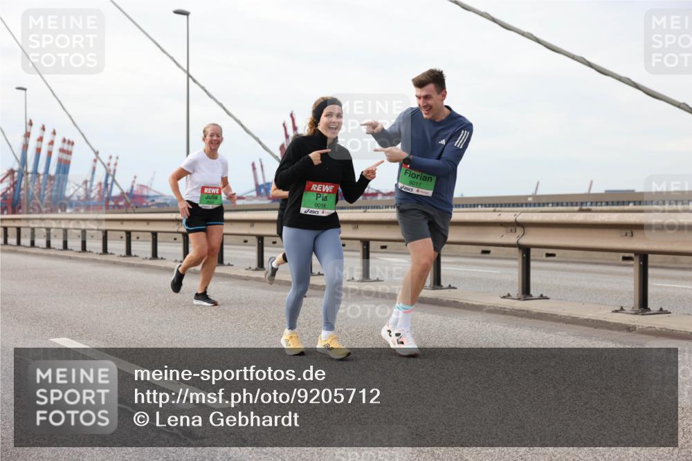 03.10.2025 - Köhlbrandbrückenlauf Lena Gebhardt http://msf.ph/oto/9205712 03.10.2025 16:02:20 Position 2 9016, 9017 meine-sportfotos.de