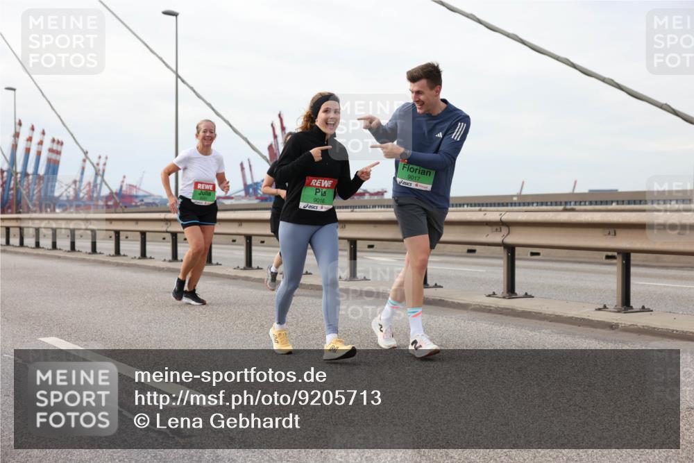 03.10.2025 - Köhlbrandbrückenlauf Lena Gebhardt http://msf.ph/oto/9205713 03.10.2025 16:02:20 Position 2 9016, 9017 meine-sportfotos.de