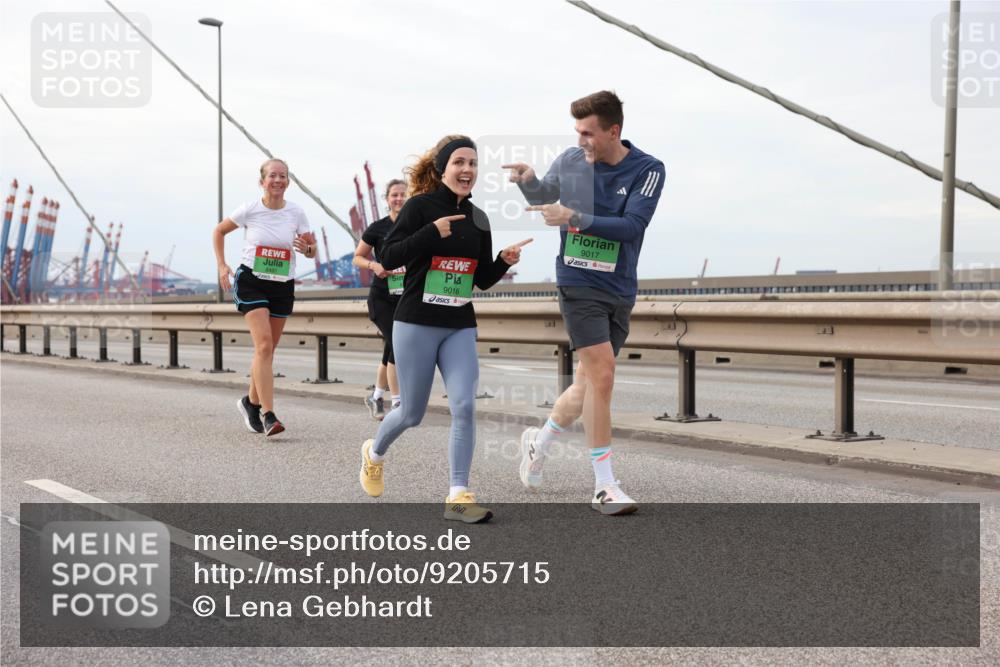 03.10.2025 - Köhlbrandbrückenlauf Lena Gebhardt http://msf.ph/oto/9205715 03.10.2025 16:02:21 Position 2 9016, 9017 meine-sportfotos.de