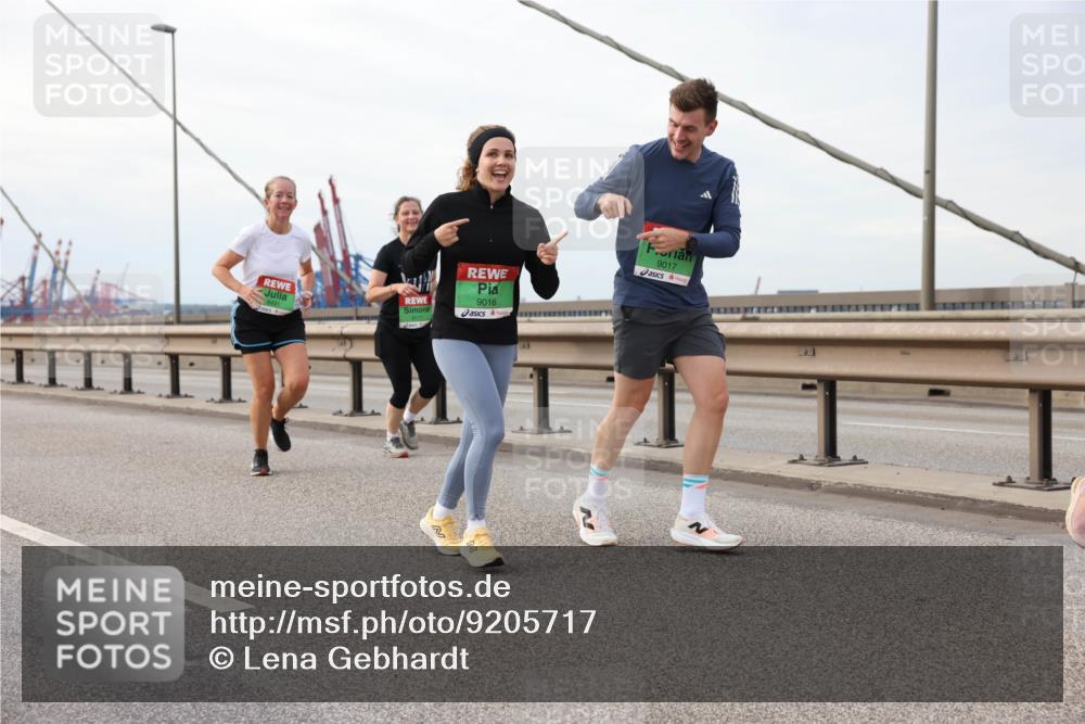 03.10.2025 - Köhlbrandbrückenlauf Lena Gebhardt http://msf.ph/oto/9205717 03.10.2025 16:02:21 Position 2 8491, 9016, 2, 9017 meine-sportfotos.de