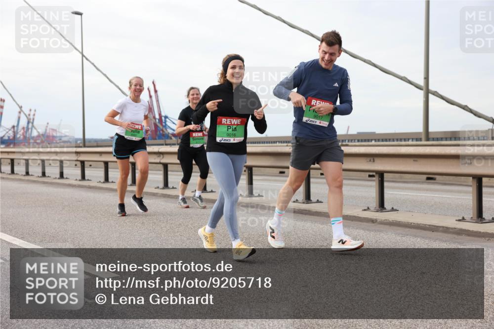 03.10.2025 - Köhlbrandbrückenlauf Lena Gebhardt http://msf.ph/oto/9205718 03.10.2025 16:02:21 Position 2 9016, 9017 meine-sportfotos.de