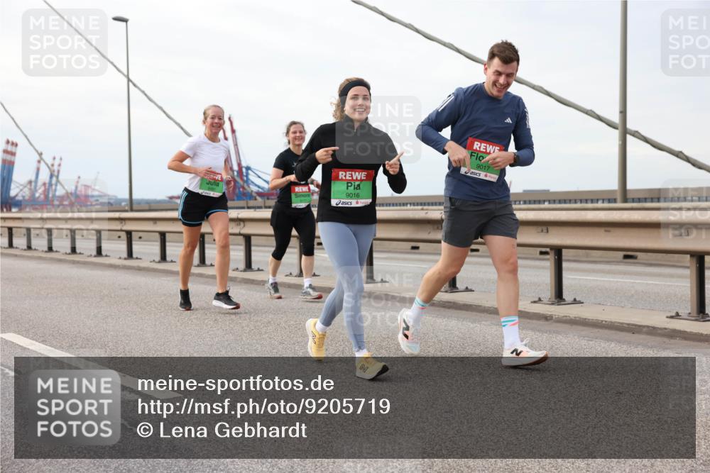 03.10.2025 - Köhlbrandbrückenlauf Lena Gebhardt http://msf.ph/oto/9205719 03.10.2025 16:02:21 Position 2 8491, 9016, 9017 meine-sportfotos.de