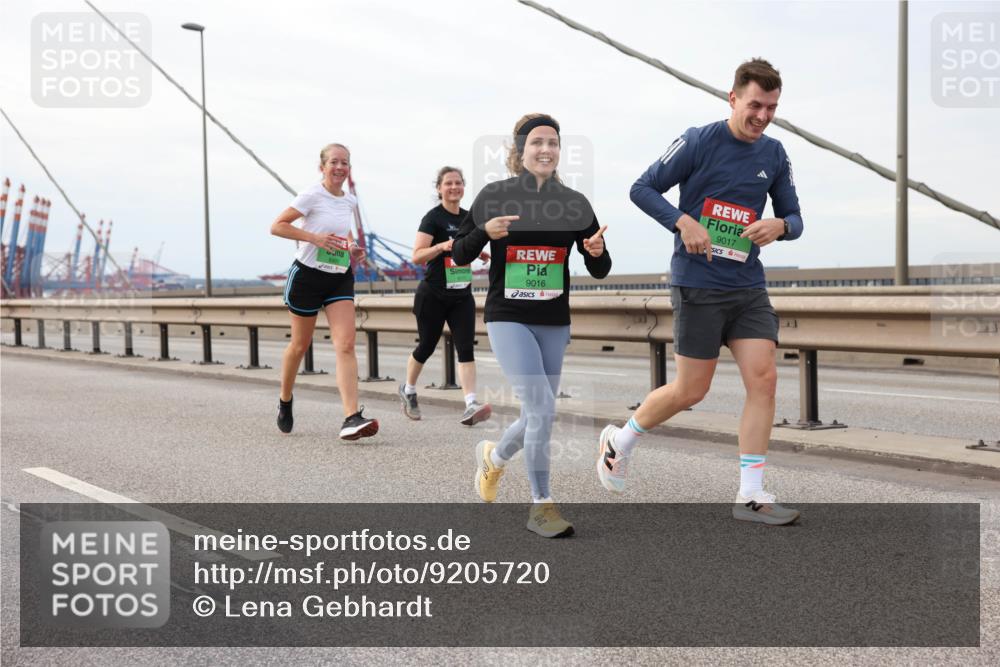 03.10.2025 - Köhlbrandbrückenlauf Lena Gebhardt http://msf.ph/oto/9205720 03.10.2025 16:02:21 Position 2 9016, 9017 meine-sportfotos.de