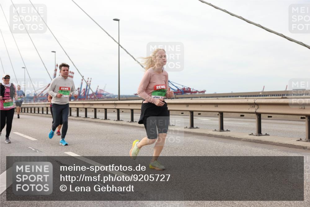 03.10.2025 - Köhlbrandbrückenlauf Lena Gebhardt http://msf.ph/oto/9205727 03.10.2025 16:02:23 Position 2 8546 meine-sportfotos.de