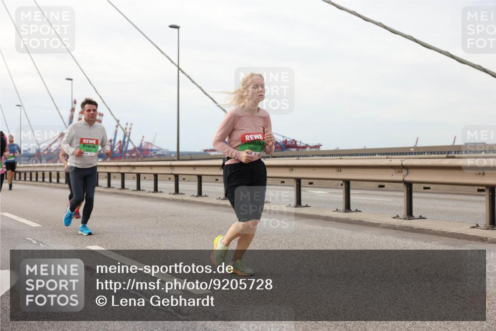03.10.2025 - Köhlbrandbrückenlauf Lena Gebhardt http://msf.ph/oto/9205728 03.10.2025 16:02:23 Position 2 8546 meine-sportfotos.de