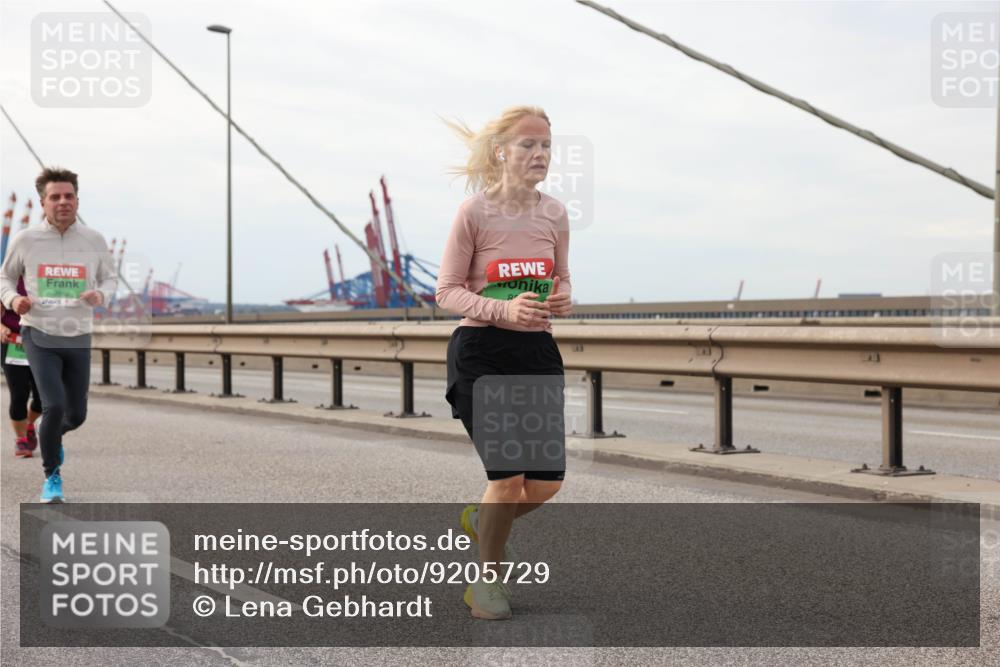 03.10.2025 - Köhlbrandbrückenlauf Lena Gebhardt http://msf.ph/oto/9205729 03.10.2025 16:02:24 Position 2  meine-sportfotos.de