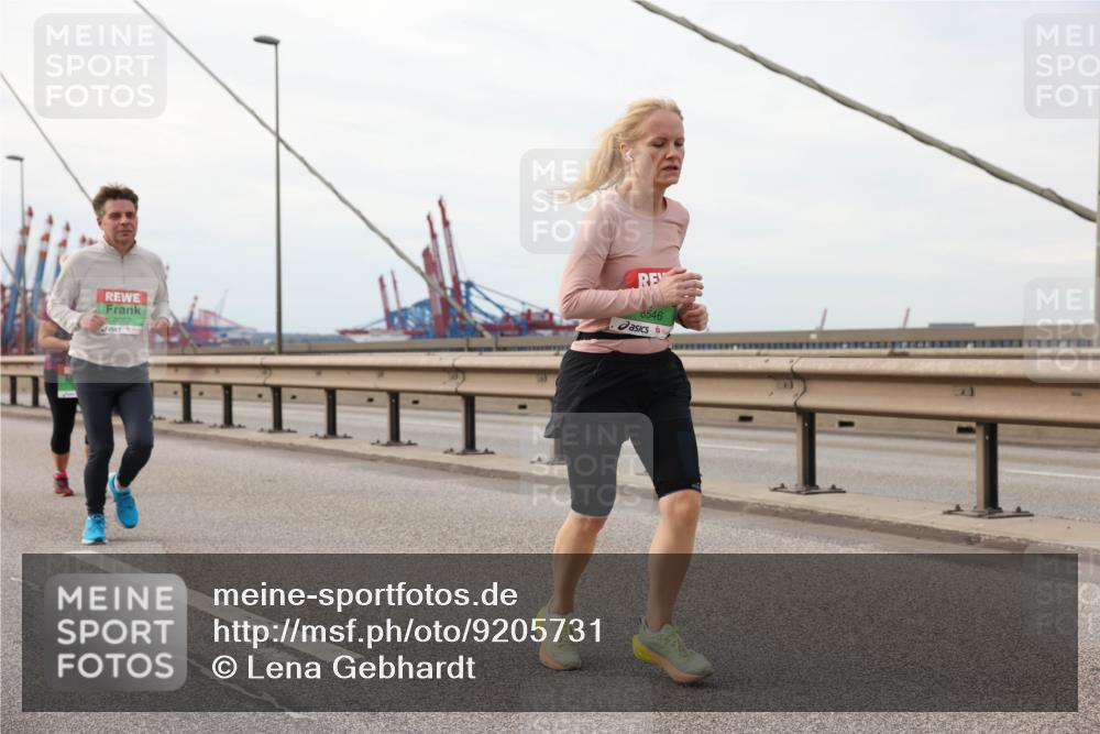 03.10.2025 - Köhlbrandbrückenlauf Lena Gebhardt http://msf.ph/oto/9205731 03.10.2025 16:02:24 Position 2 8662, 0546 meine-sportfotos.de