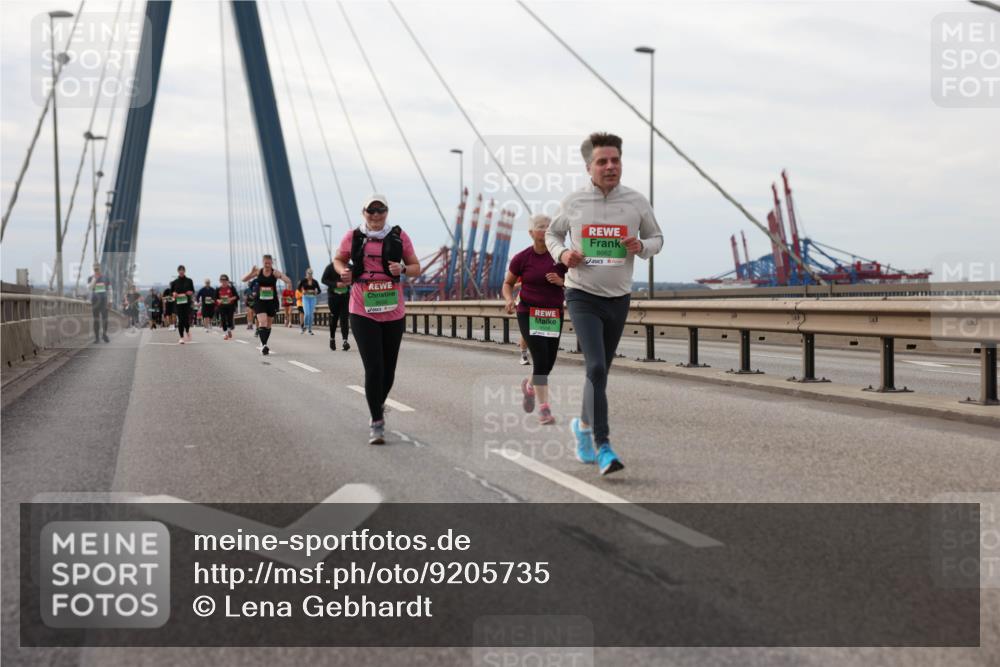 03.10.2025 - Köhlbrandbrückenlauf Lena Gebhardt http://msf.ph/oto/9205735 03.10.2025 16:02:24 Position 2 8662 meine-sportfotos.de