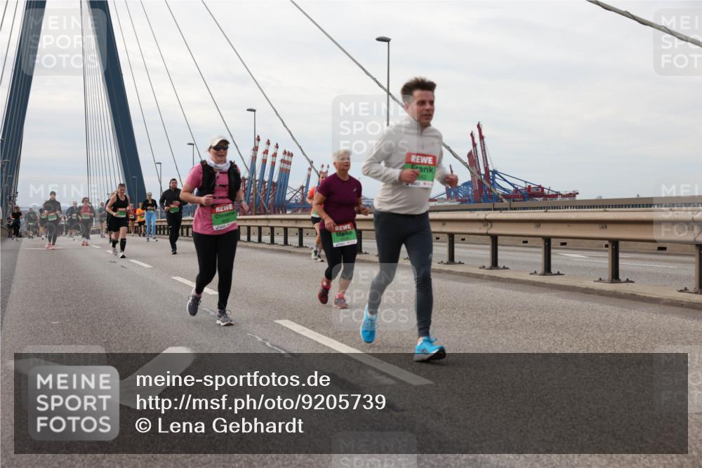 03.10.2025 - Köhlbrandbrückenlauf Lena Gebhardt http://msf.ph/oto/9205739 03.10.2025 16:02:25 Position 2  meine-sportfotos.de