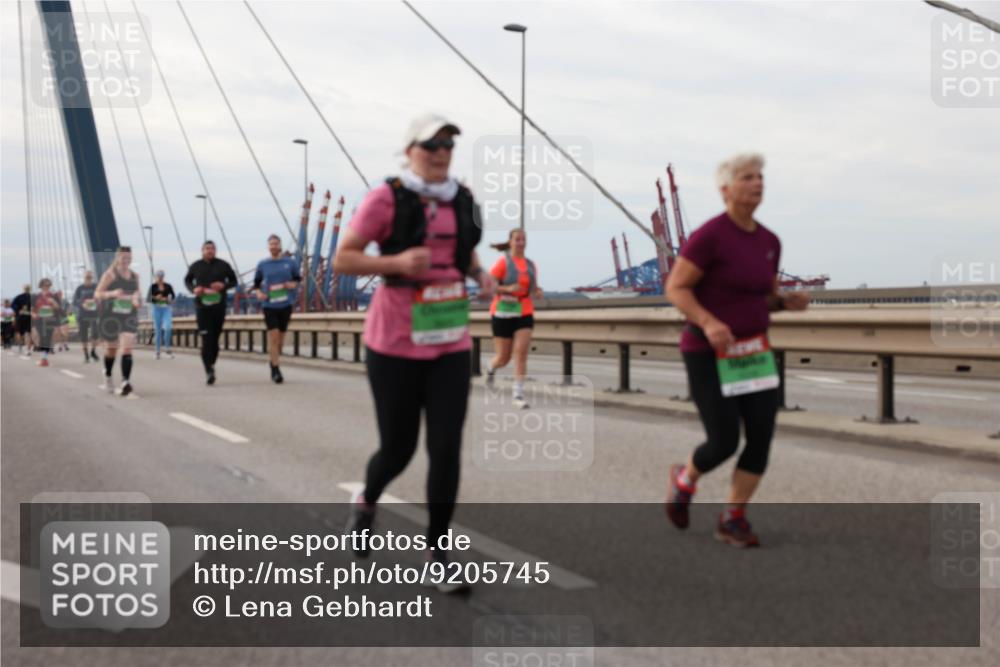 03.10.2025 - Köhlbrandbrückenlauf Lena Gebhardt http://msf.ph/oto/9205745 03.10.2025 16:02:26 Position 2  meine-sportfotos.de