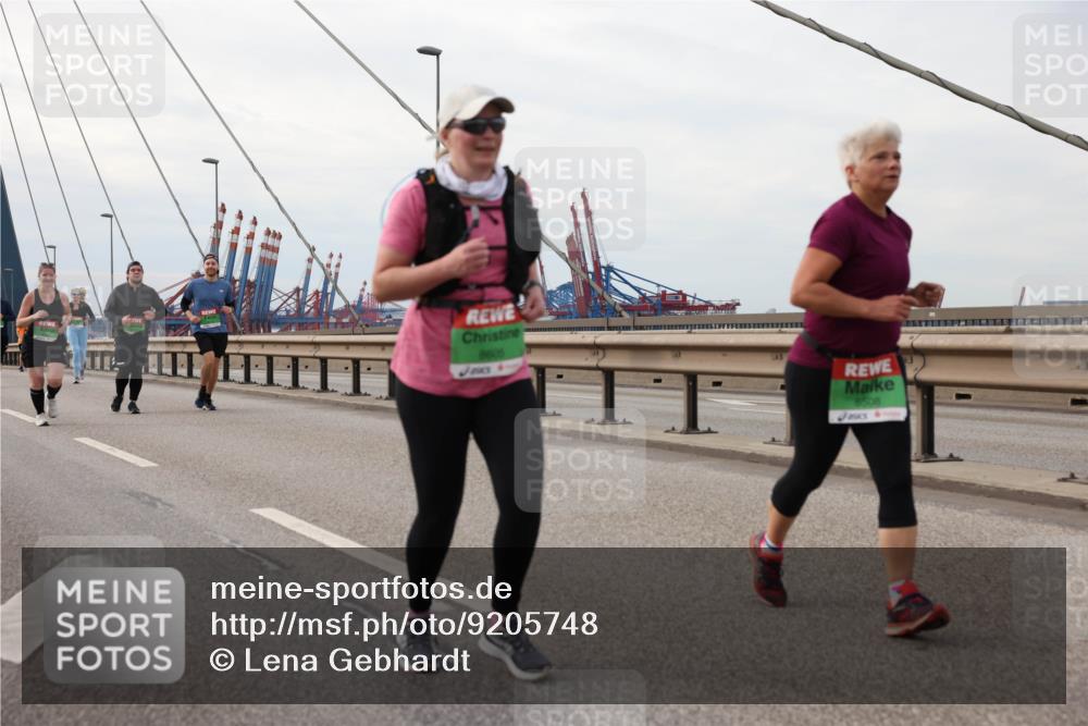 03.10.2025 - Köhlbrandbrückenlauf Lena Gebhardt http://msf.ph/oto/9205748 03.10.2025 16:02:27 Position 2 8605, 8508 meine-sportfotos.de