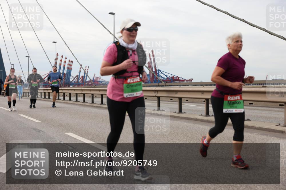 03.10.2025 - Köhlbrandbrückenlauf Lena Gebhardt http://msf.ph/oto/9205749 03.10.2025 16:02:27 Position 2 8605, 8508 meine-sportfotos.de
