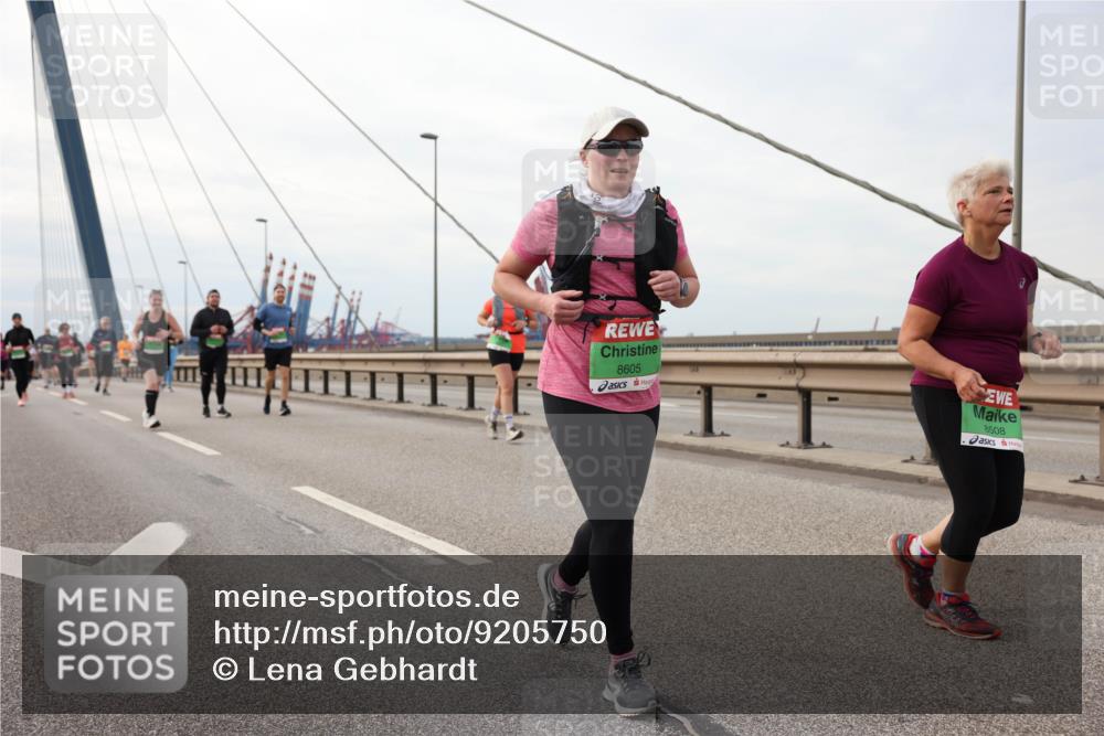 03.10.2025 - Köhlbrandbrückenlauf Lena Gebhardt http://msf.ph/oto/9205750 03.10.2025 16:02:27 Position 2 8605, 8508 meine-sportfotos.de